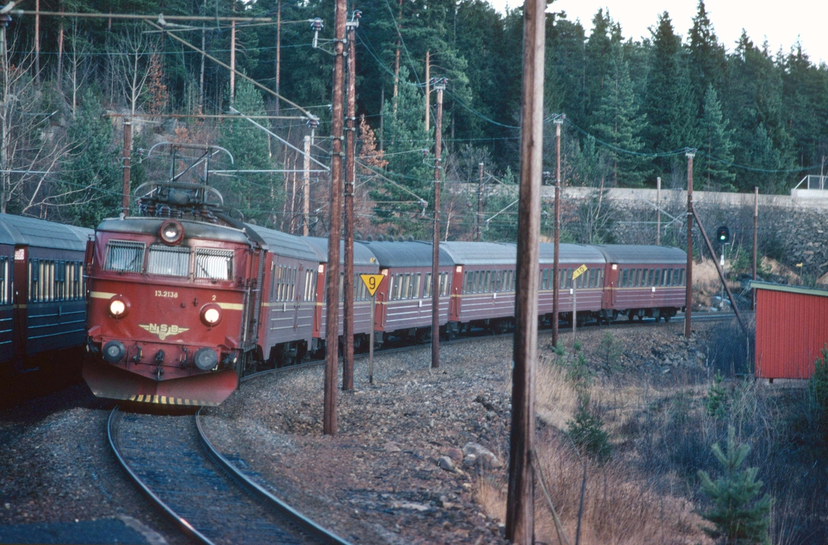 Kryssing mellom togene 702 og 701 i Selåsvatn stasjon