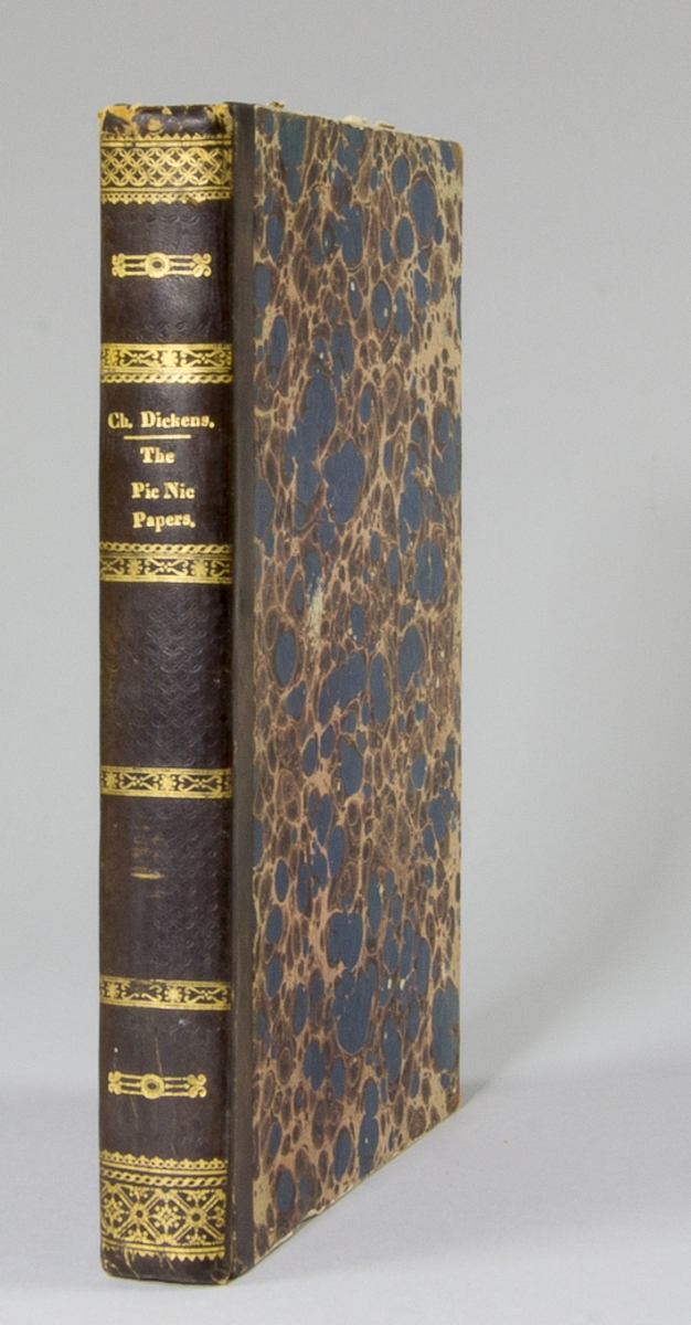 Bok, halvfranskt band: "The Pic Nic Papers" redigerad av Charles Dickens och tryckt av Baudry i Paris 1841.

Bandet med blindpressad och guldornerad rygg. Pärmen klädd i marmorerat papper, med blått och brunt på rosa botten. Snittet med grönt stänk.