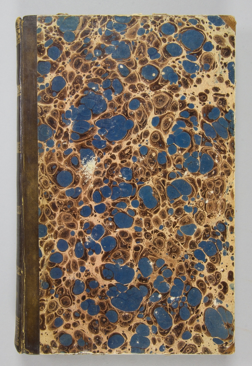 Bok, halvfranskt band: "The Pic Nic Papers" redigerad av Charles Dickens och tryckt av Baudry i Paris 1841.

Bandet med blindpressad och guldornerad rygg. Pärmen klädd i marmorerat papper, med blått och brunt på rosa botten. Snittet med grönt stänk.