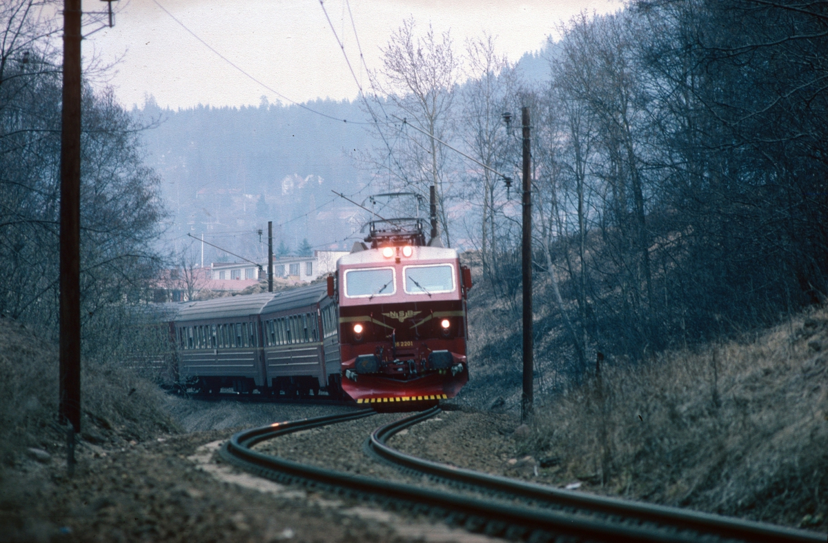 Gjøvikbanen ved Kjelsås. Ekspresstog 62 Bergen - Oslo S med NSB elektrisk lokomotiv El 16 2201.