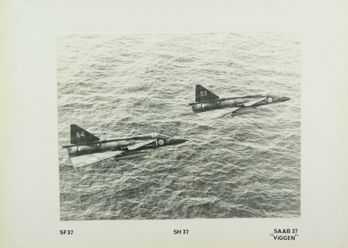 Inglasat foto på två flygande SF37 och SH37 - SAAB 37 "viggen"
