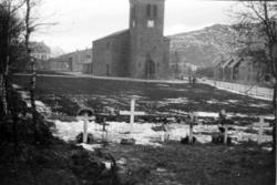 Narvik kirke  med krigskirkegård. Kirkegata til høyre. Solda