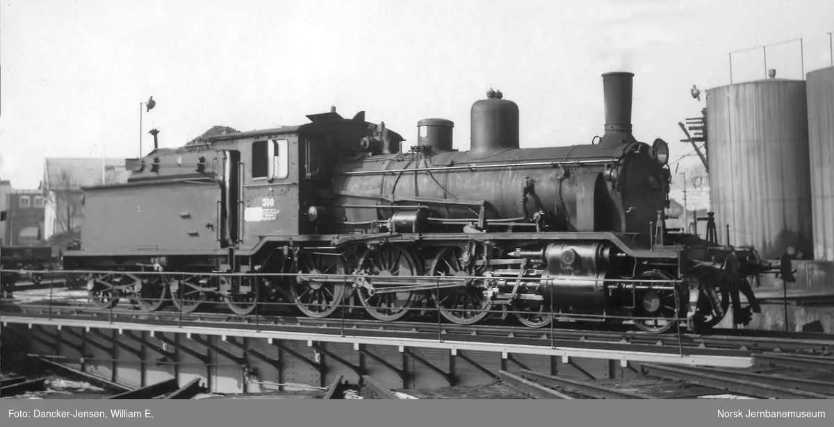 Damplokomotiv type 18c nr. 310 på svingskiven