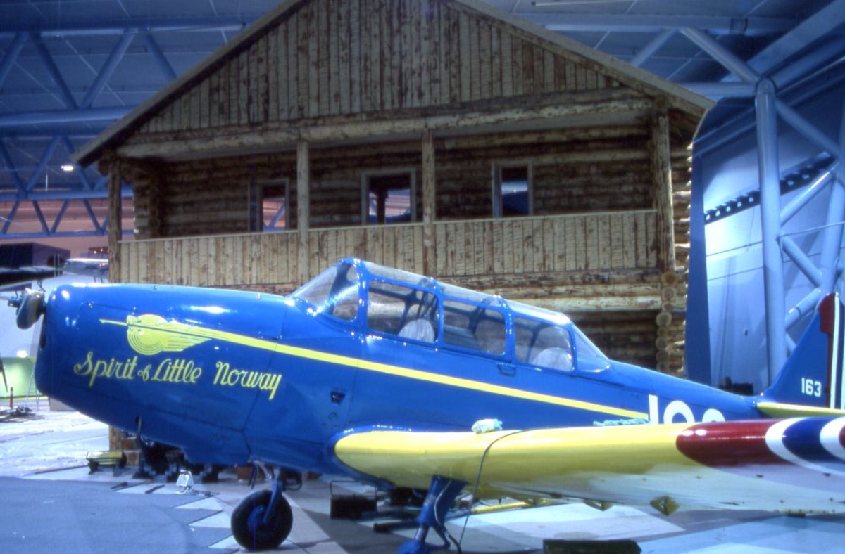 Ett fly: North American T-6H/J Harvard