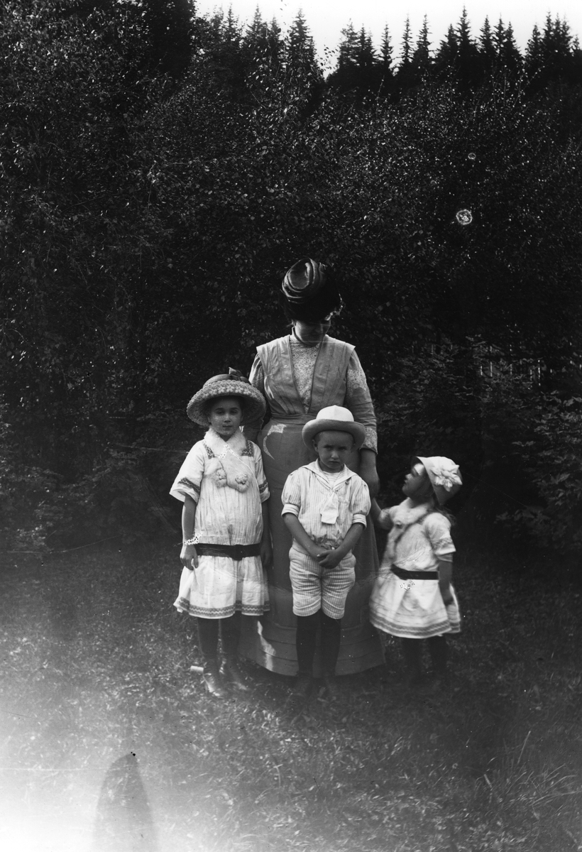 Linken Ilsaas med barna Anne, Sigmund og Ingeborg.