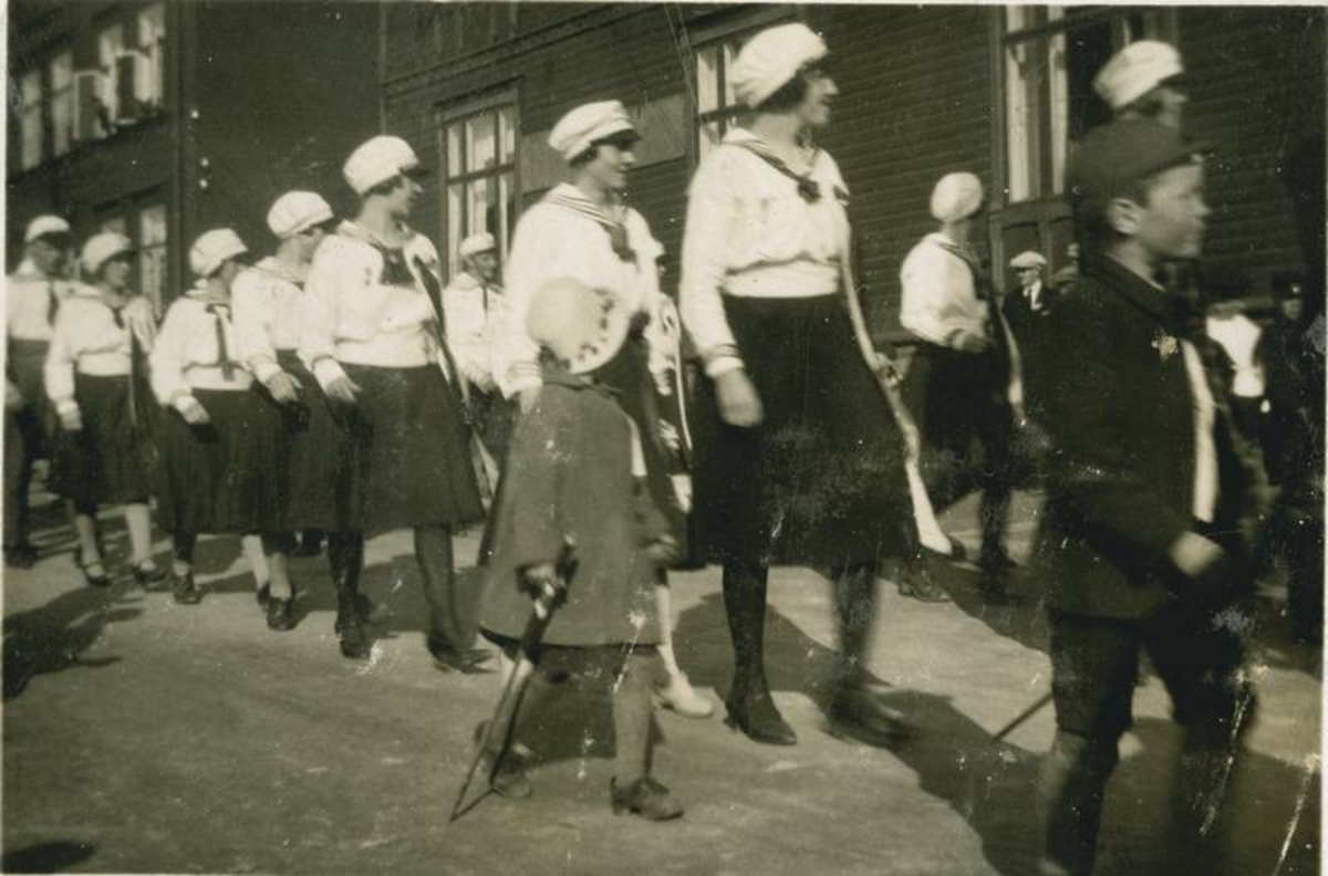 Jenter i uniform går i tog, Ant 17. mai.