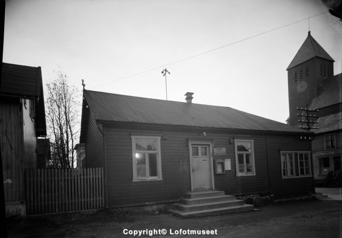 Svolvær, ca. 1941-45. Bildet viser Svolvær Politivakt under krigen. Kirken er malt i kamuflasjefarger.