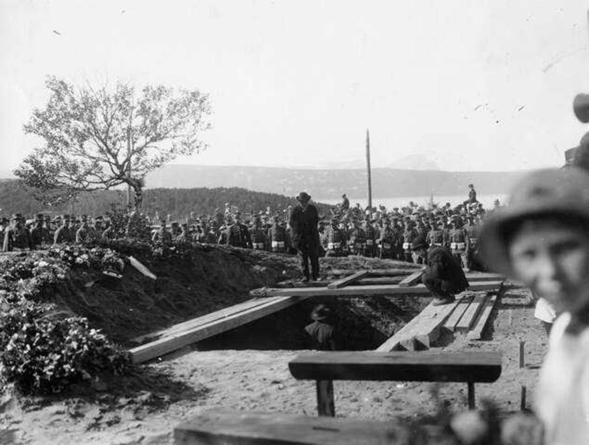 Begravelsen for de omkomne fra det engelske skipet India. 1. verdenskrig. Narvik gamle gavlund