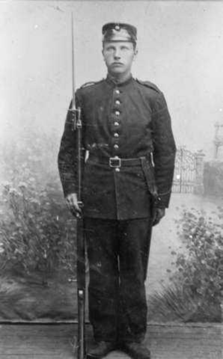 "Dette er min bestefar Martin P. Harjang. Bildet har jeg fått av Haldis Jensen. Han var soldat rundt ca. 1900tallet"
