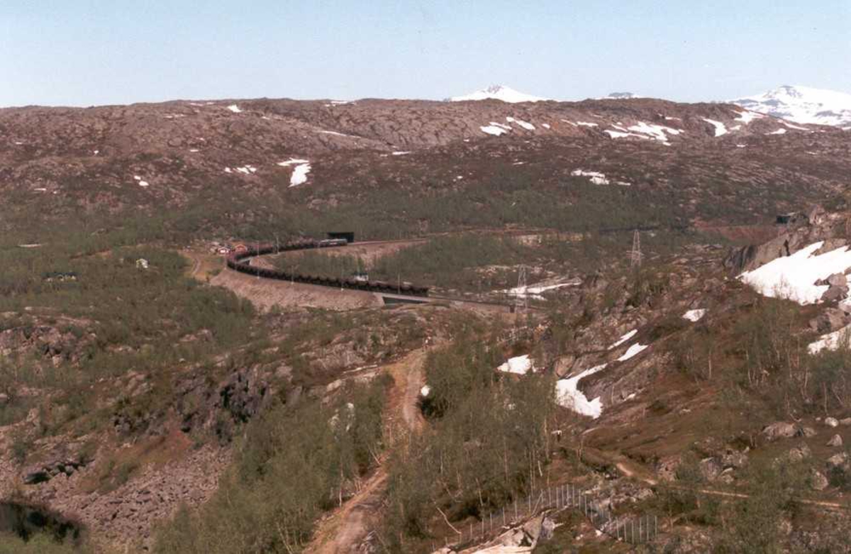 Ofotbanen. Øvre del av Norddalen. Ny jernbantrase 1980-tallet. Rallarveien til høyre.,