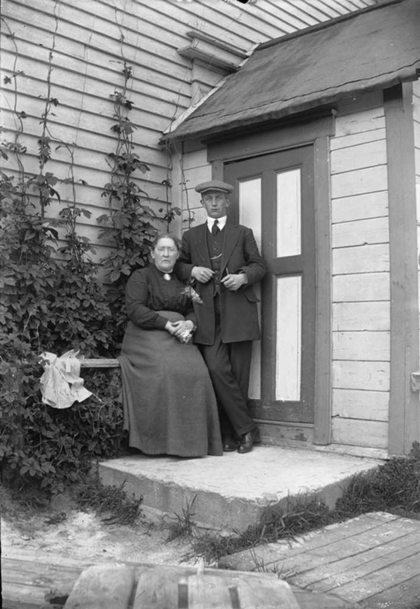 Marie Norman f. Heyerdal og sønn, Leif? på trappen foran telegrafbygningen.