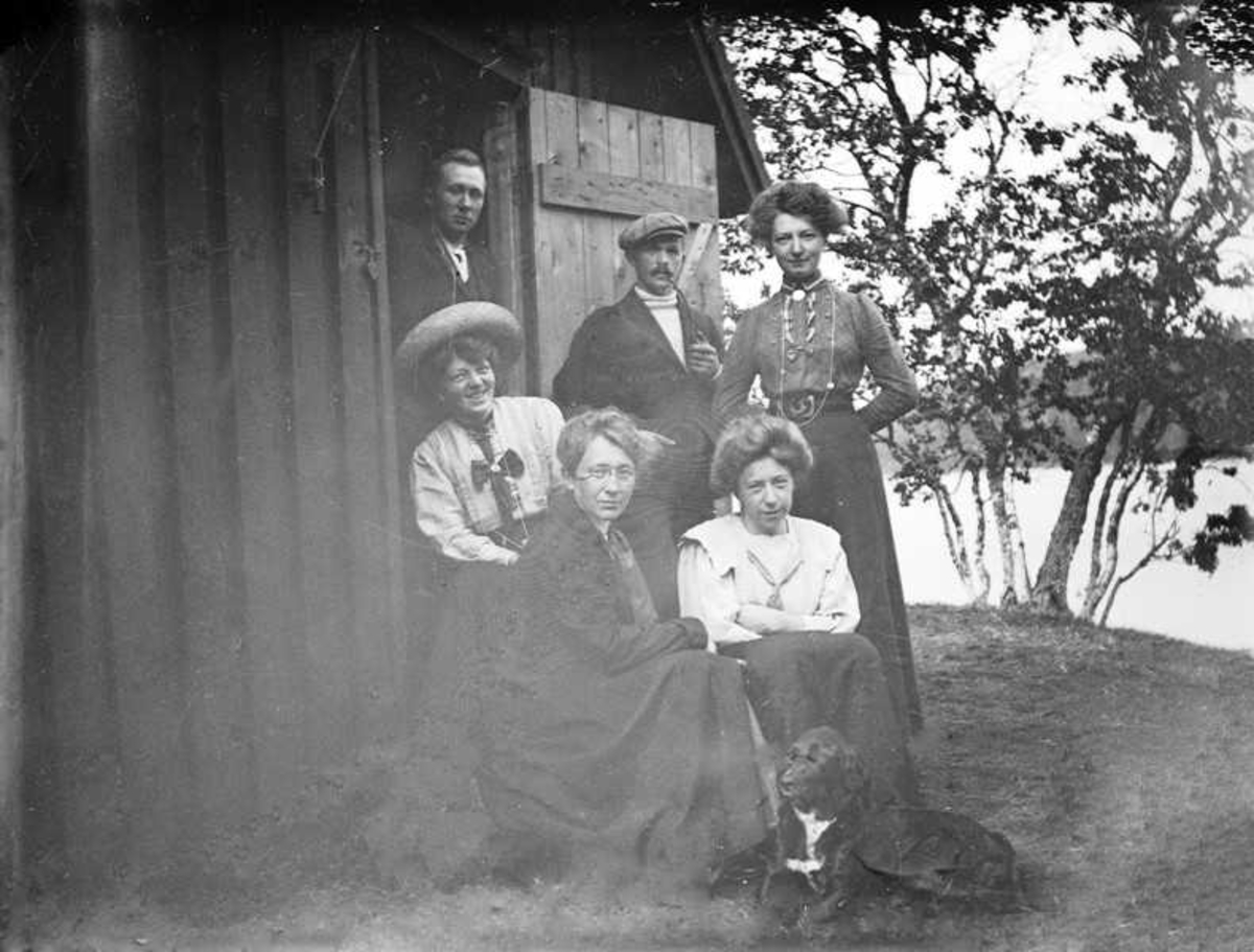 Foran fra v. 1 Aagot Bye?,  Magdalene Norman og Borghild Norman. Bak fra v. 1. Sverre Norman,  2. Halfdan Bye, 3. Frida Norman