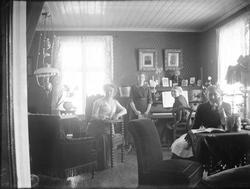 Fire damer i stuen. Magdalene til venstre.