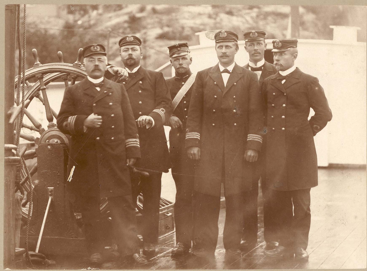 Motiv: Mineøvelse 1898 - Offisergruppe. 6 personer, Kommandørkaptein Axel Proet, sjef håndverkskorpset, lengst til venstre.