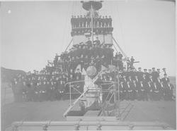 Motiv: Panserskipet TORDENSKJOLDs besetning (med kronprins l