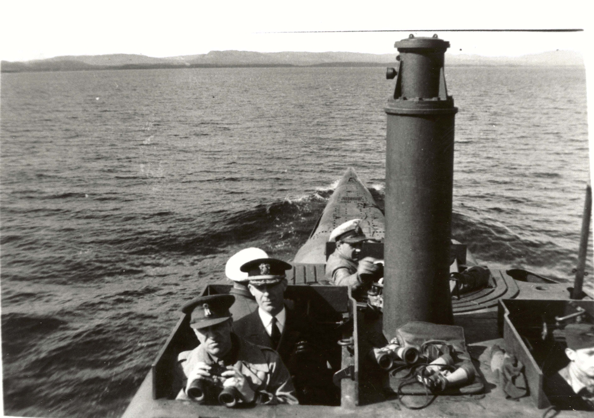 Motiv: Fra broen på tysk ubåt U 2502(type XXIII)Tatt under overføring.     Avbildede personer: På broen står:Norsk hæroffiser - Capt.Wingfield(USN) I bakgrunn tidl. Sjef K.L. Francke