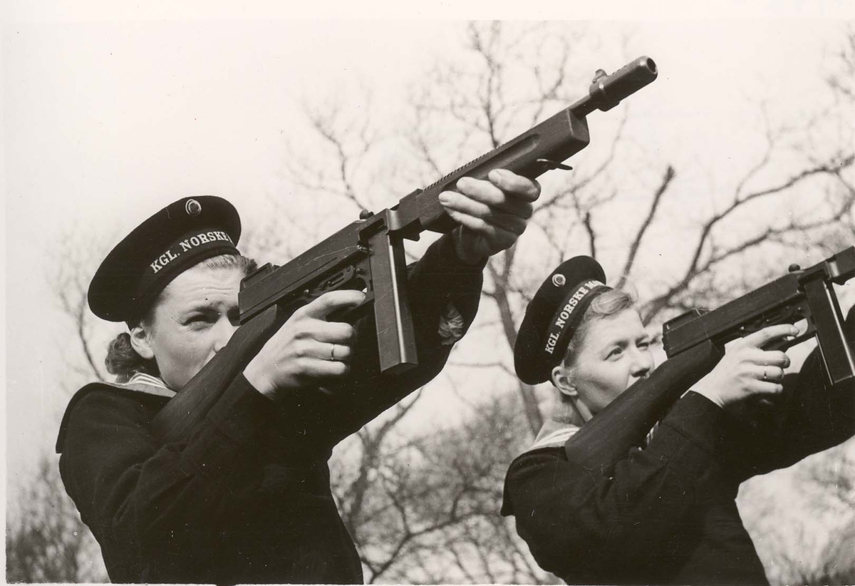 Motiv: Marinens Kvinnekorps 1942-1945 Liverpool 1943. Trening med Thompson .45 maskinpistol     Avbildede personer: Fra venstre:1.Gretha Holtedal.2:Mrs.Hansen