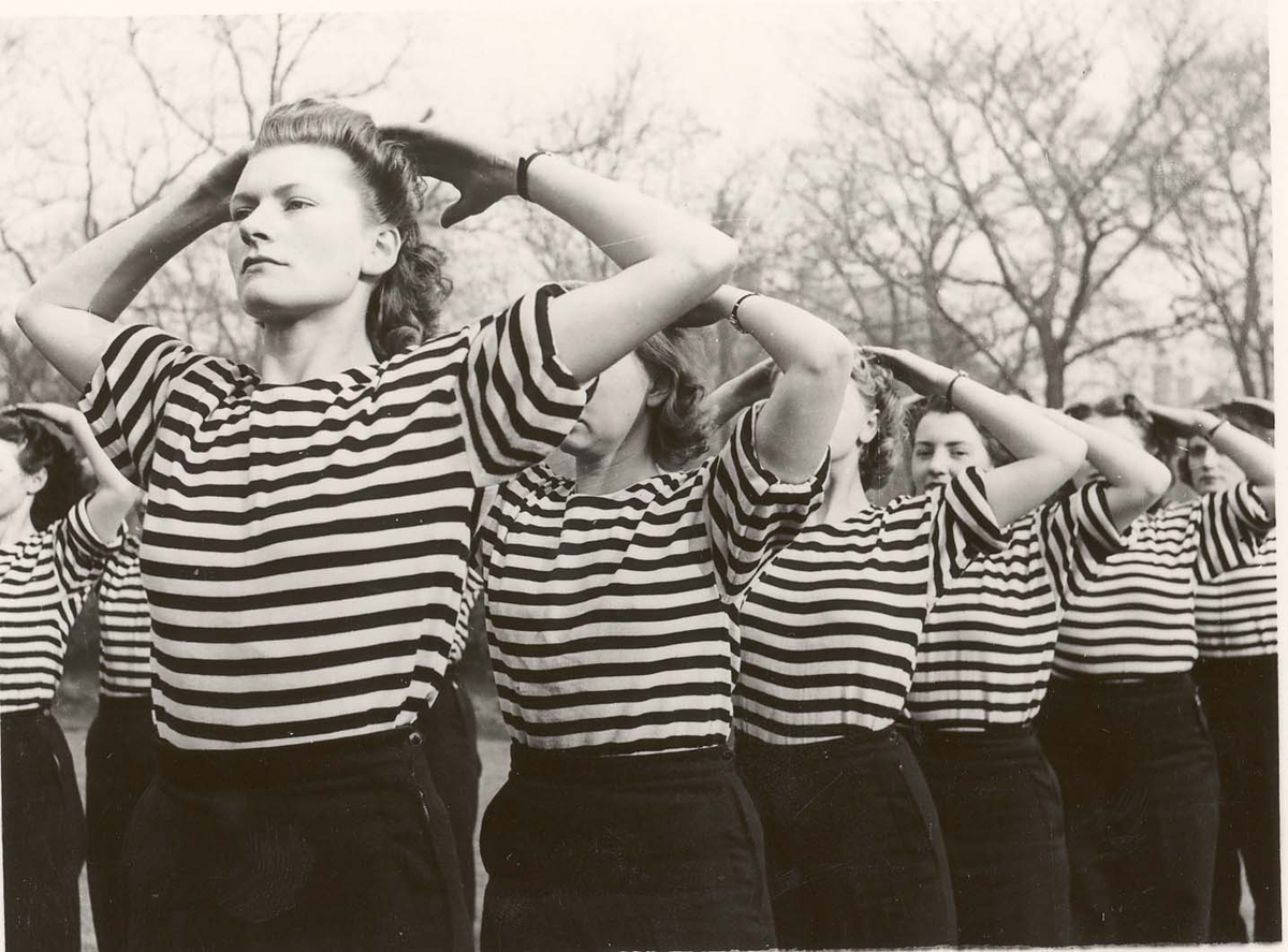 Motiv: Marinens Kvinnekorps 1942-1945.Kurs 2-1942 Liverpool Gymnastikk