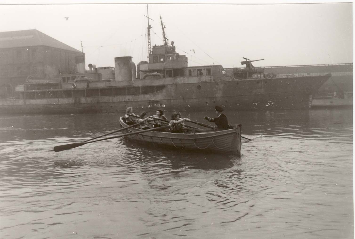 Motiv: Marinens Kvinnekorps 1942/1945 Utskrevet løytnant foran inngangen, Liverpool