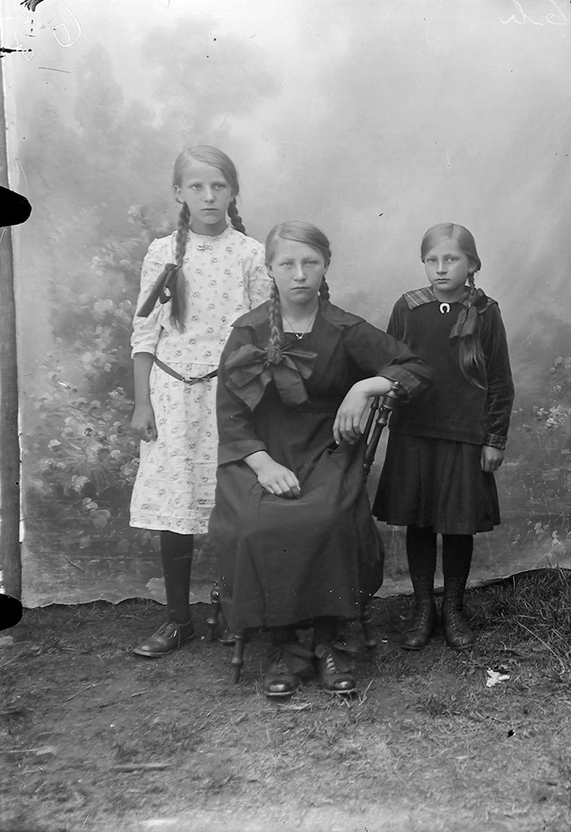 Portrett. Fra v.: Petra Nilsen,f. 1899,  Hansine Nilsen, f. 1896 og Laura Nilsen, f. 1903, Saura.
Foreldrene hette Peder Hans Nilsen og Alette Lavine Pedersen Åg.