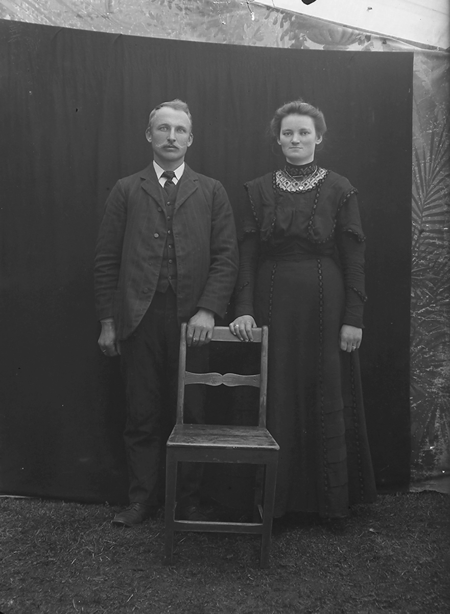 Portrett. Olaf Kristoffersen, f. 1879 og Helga Kristoffersen, Flakstad.
