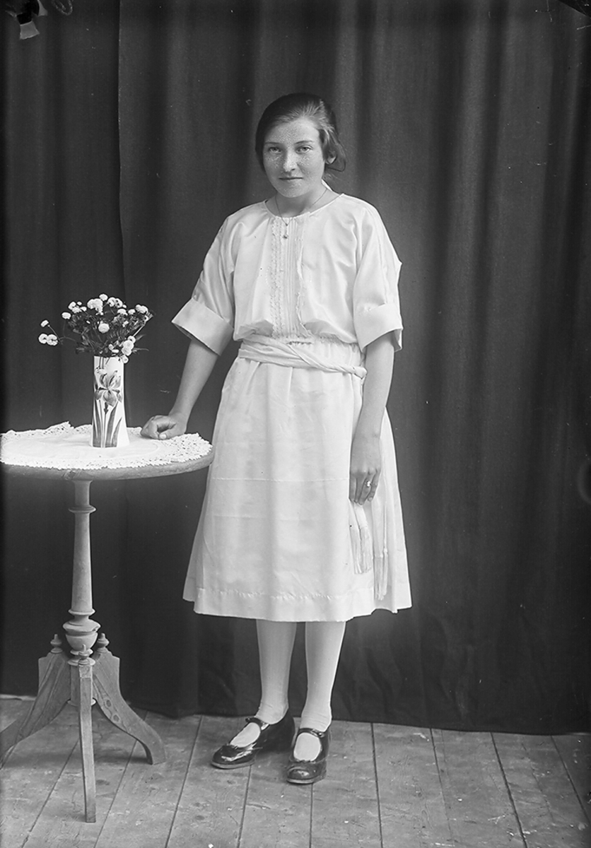 Portrett.Konfirmant. Gildeskål. 1927.Elise Jakobine Lorentsen, f. 1912, datter av Alfred Olai Lorentsen og Kaia Elise Svendsdtr. Karlsen, Skaugvoll/Inndyr.