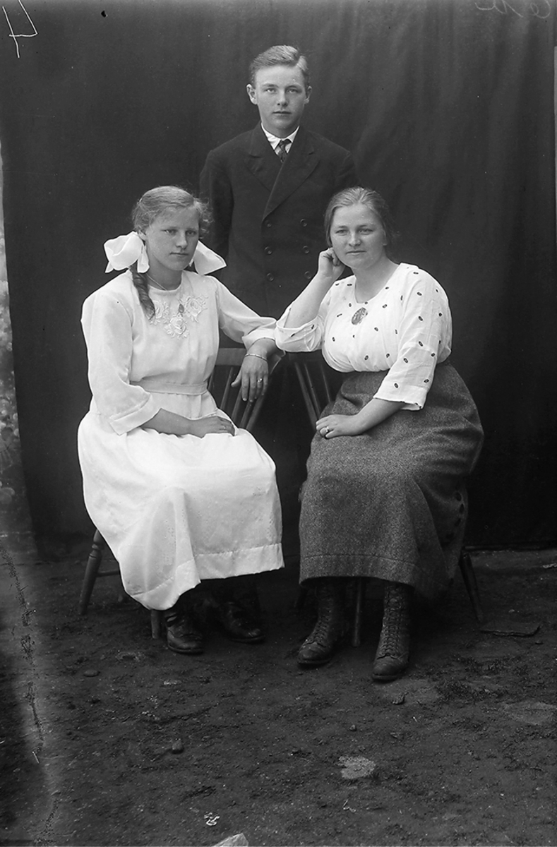 Familieportrett. Gildeskål. Skålsvik.Tre søsken. Den ene søstera er konfirmant ved Saura kirke 1922.Ole, Emma og Halfrid Sejnæs.
