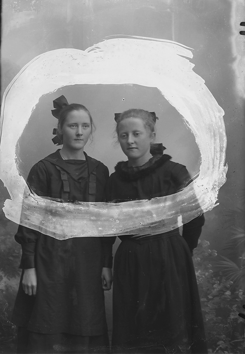 Portrett. To jenter. Konfirmanter. Gildeskål. 1918. Fra venstre: Sigrid Beck og Konstanse Hansen, Inndyr, Gildeskål.