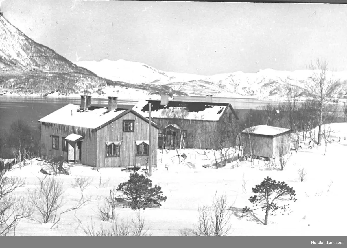 Lakshaugen, Sørfjorden, Gildeskål.Kontoret i bygning til venstre med en leilighet på sjøsiden. Driftsbestyrerboligen i bakgrunnen og vedskjulet til høyre. 