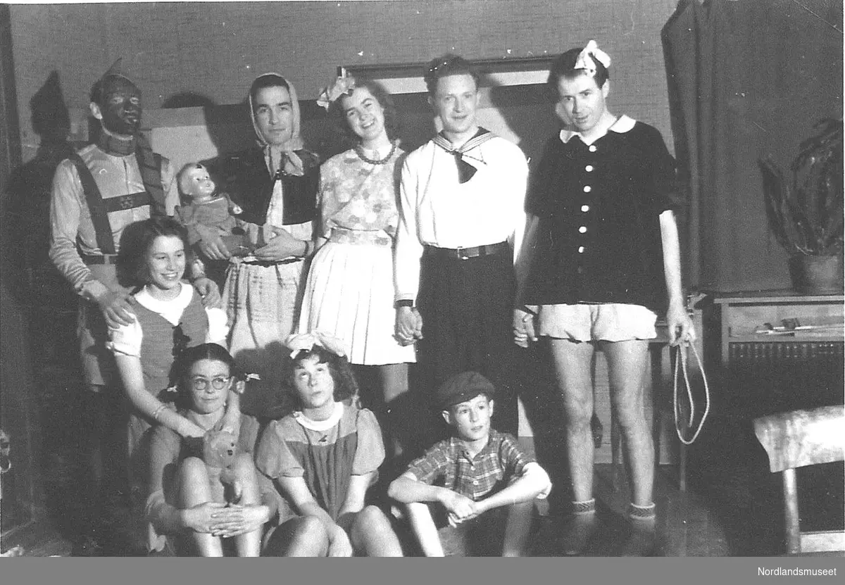 " Barneselskap", som stort sett består av voksne, vinteren 1944-1945 hjemme hos familien Flood, Lakshaugen, Oterstrand, Gildeskål.