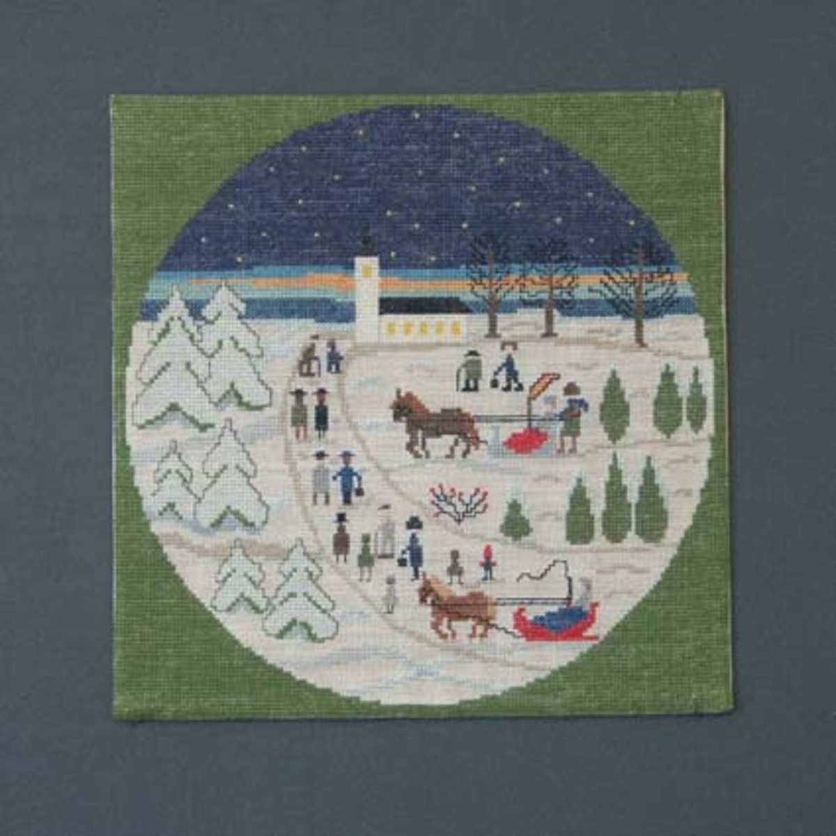 Julbonad med korsstygnsbroderi på linneväv. Bonaden tillhör Runda serien som är en serie julbonader formgivna av Irma Kronlund, en bonad per år från 1971 till 1989.