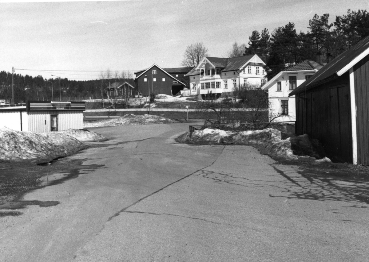 Tangen krysset før utbyggingen. Butikken til Carsten Bakke til venstre, Tangen gård og huset og bua til Sveinung Sveinungsen.