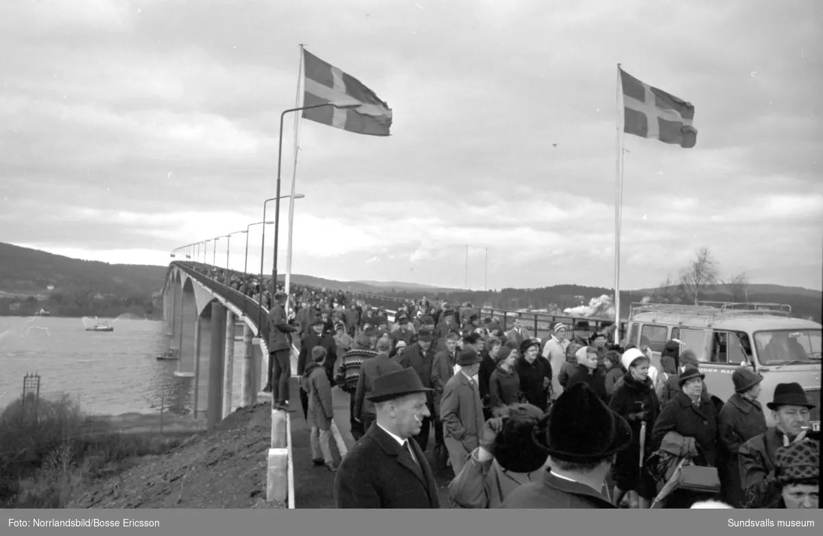 Invigning av Alnöbron, bilder från Alnösidan samt från färjan och färjeläget.