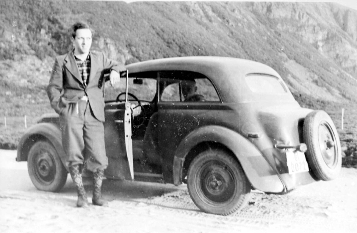 Portrett. 1 person, mann ved kjøretøy - personbil, Opel Kadett 1938-39.