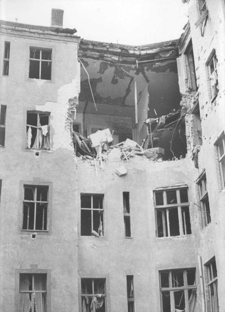 Bolighus som er delvis ødelagt etter bombing.
