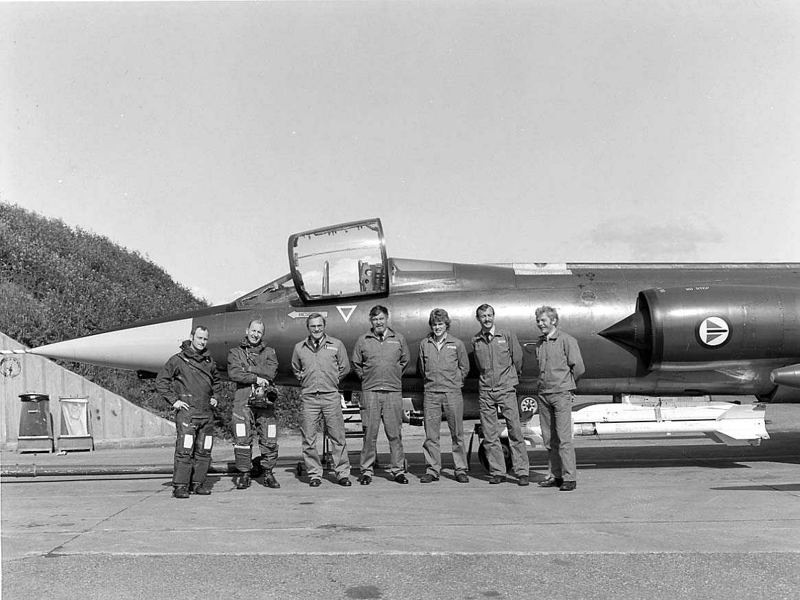 7 personer fotografert foran en CF-104 jagerfly på Bodø hovedflystasjon.
