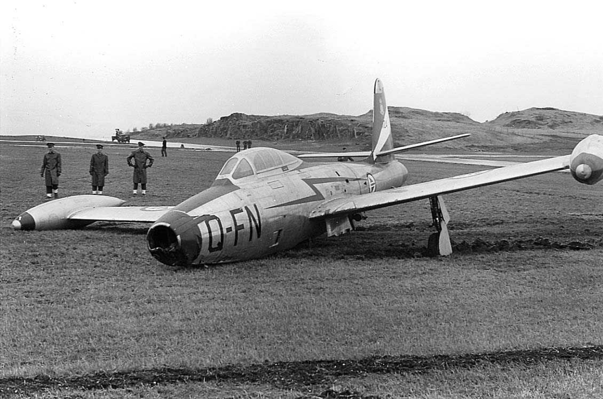 Et jagerfly utenfor rullebanen. - Norsk Luftfartsmuseum / DigitaltMuseum