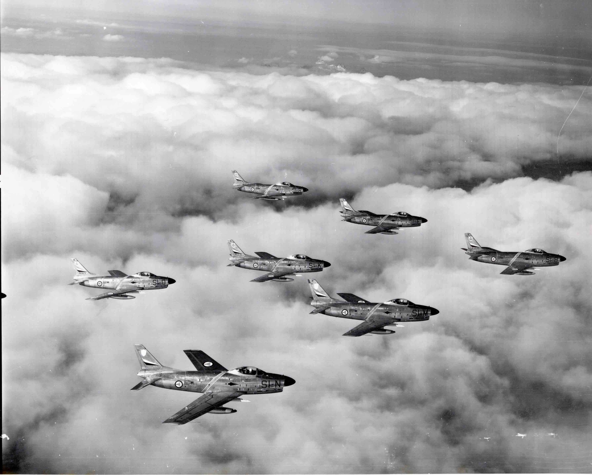 Sju F-86K Sabre tilhørende 339 skv Bardufoss flystasjon i formasjon. SI-B, SI-E, SI-K, SI-M, SI--N, SI-O, SI-R.