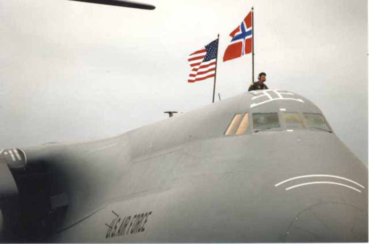 Lufthavn (flyplass) Ett fly på bakken. Cockpiten av C-5 galaxy fra U.S. Air Force utvendig med Norsk og Amerikansk flagg. En person på flyet.