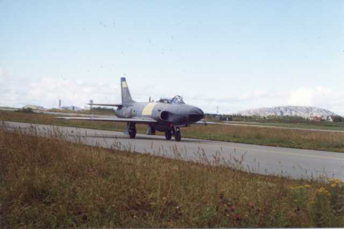 Lufthavn (flyplass). Ett fly på bakken, SAAB-32 Lansen, toseter