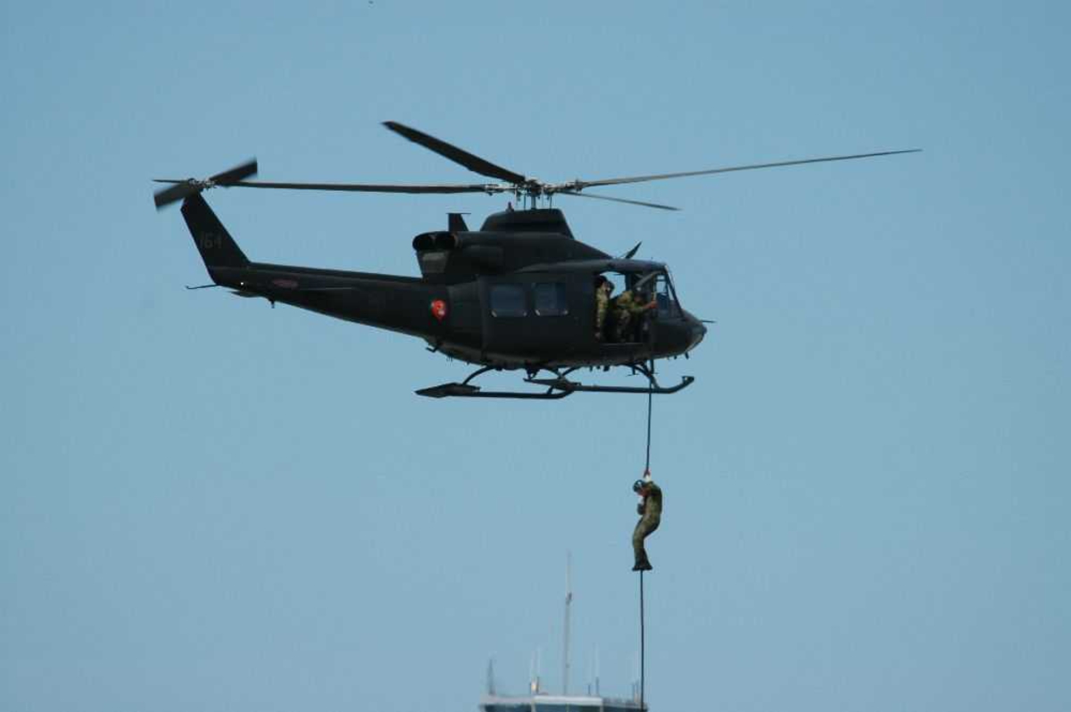 Helikopter Bell 412, mann fires ned.