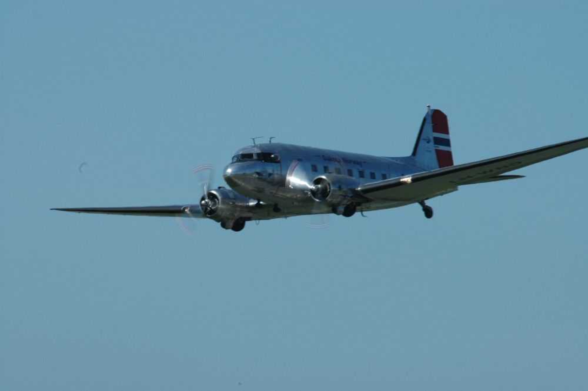 Ett fly i lufta, Douglas C-53D Skytrooper DC-3A, fra Dakota Norway