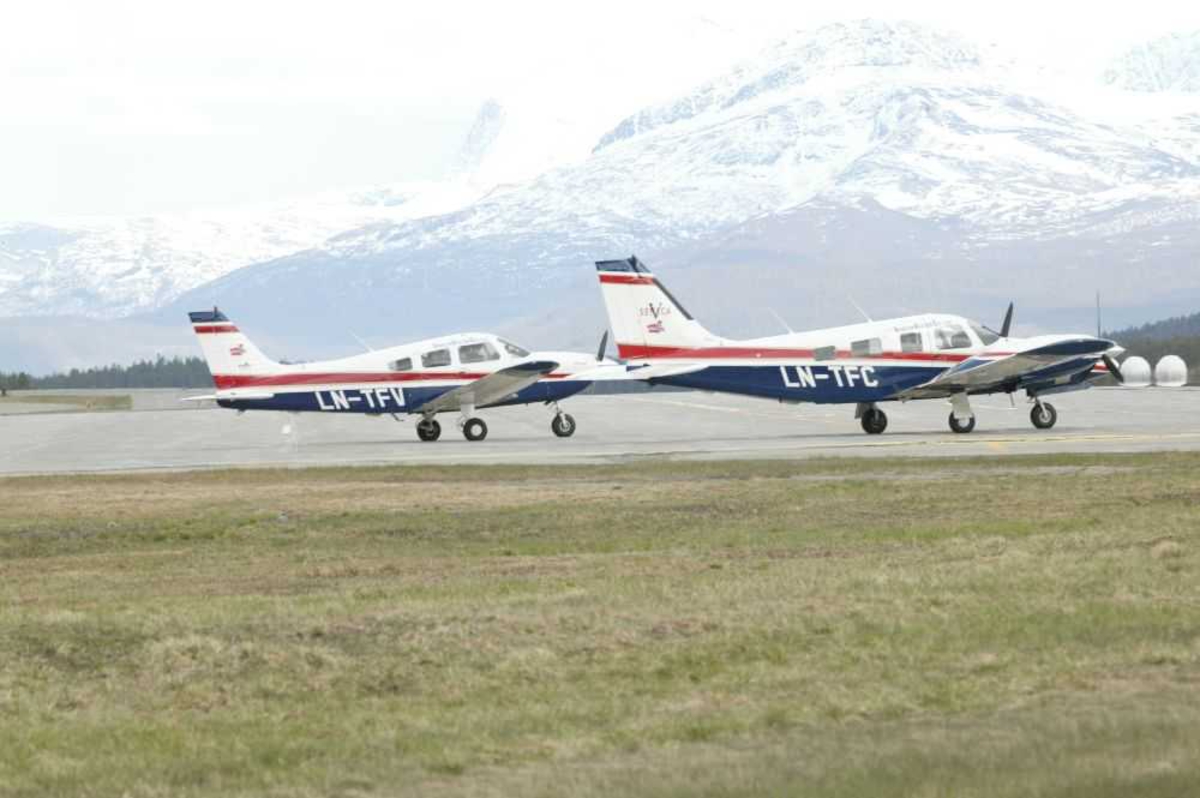 Lufthavn (flyplass).To fly på bakken Piper PA-34-220T Seneca V, LN-TFC fra NAC og Piper PA-28-181 Archer III, LN-TFV fra NAC