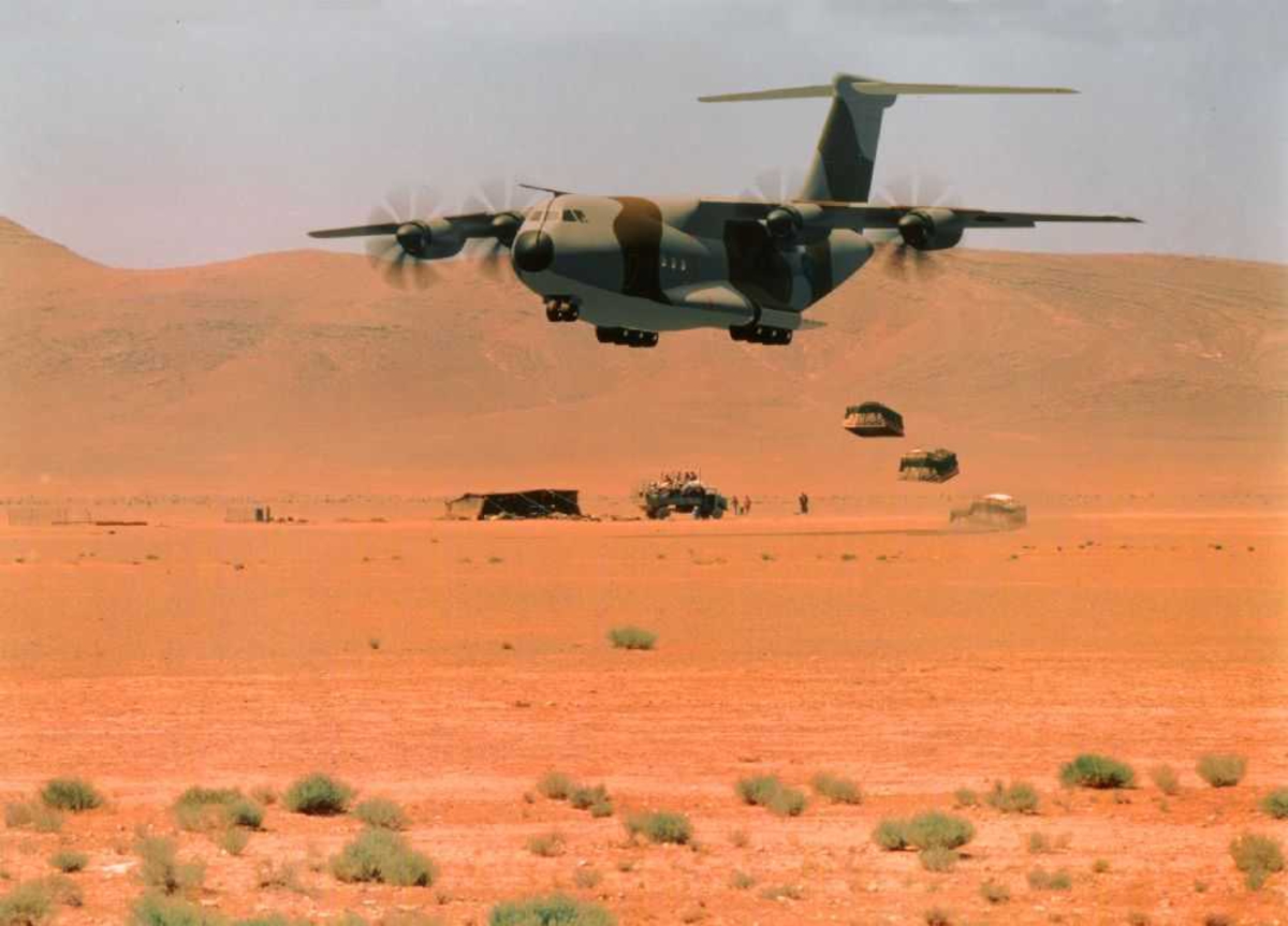 Ett fly i lufta, Airbus A400M i lav høyde over ørkensand (drop).
