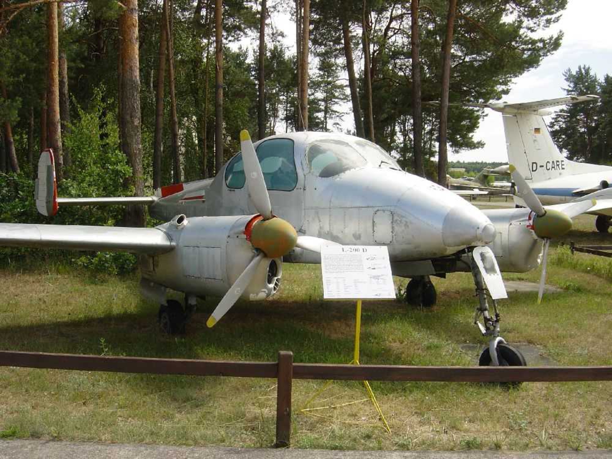 Ett fly på bakken, L-200 D Morava