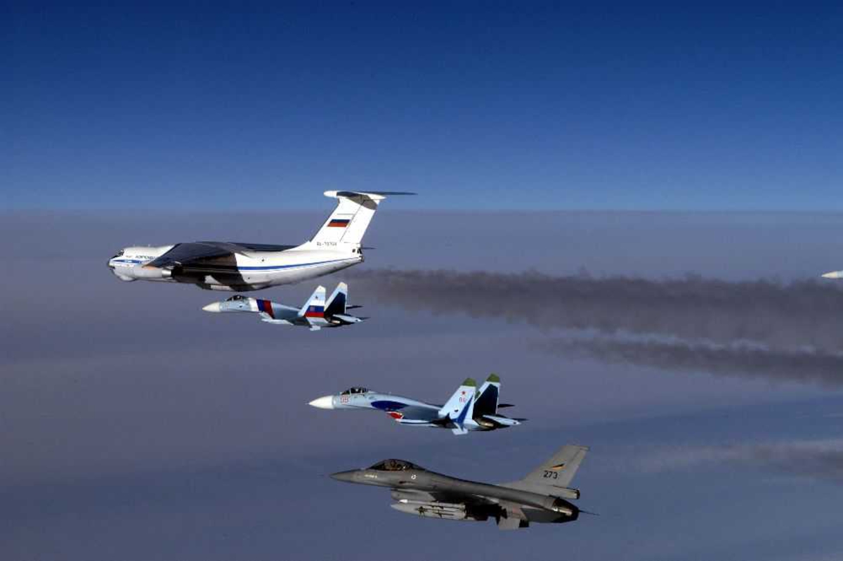 Luftfoto av fire fly, To Sukhoi Su-27, en F-16, 273, og 
en Ilyushin Il-76MD, RA-78768