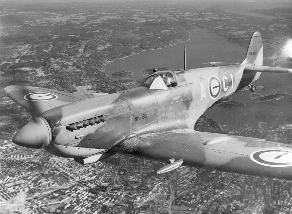 Jagerflyet Spitfire i luften. Kjennetegn CI-A.