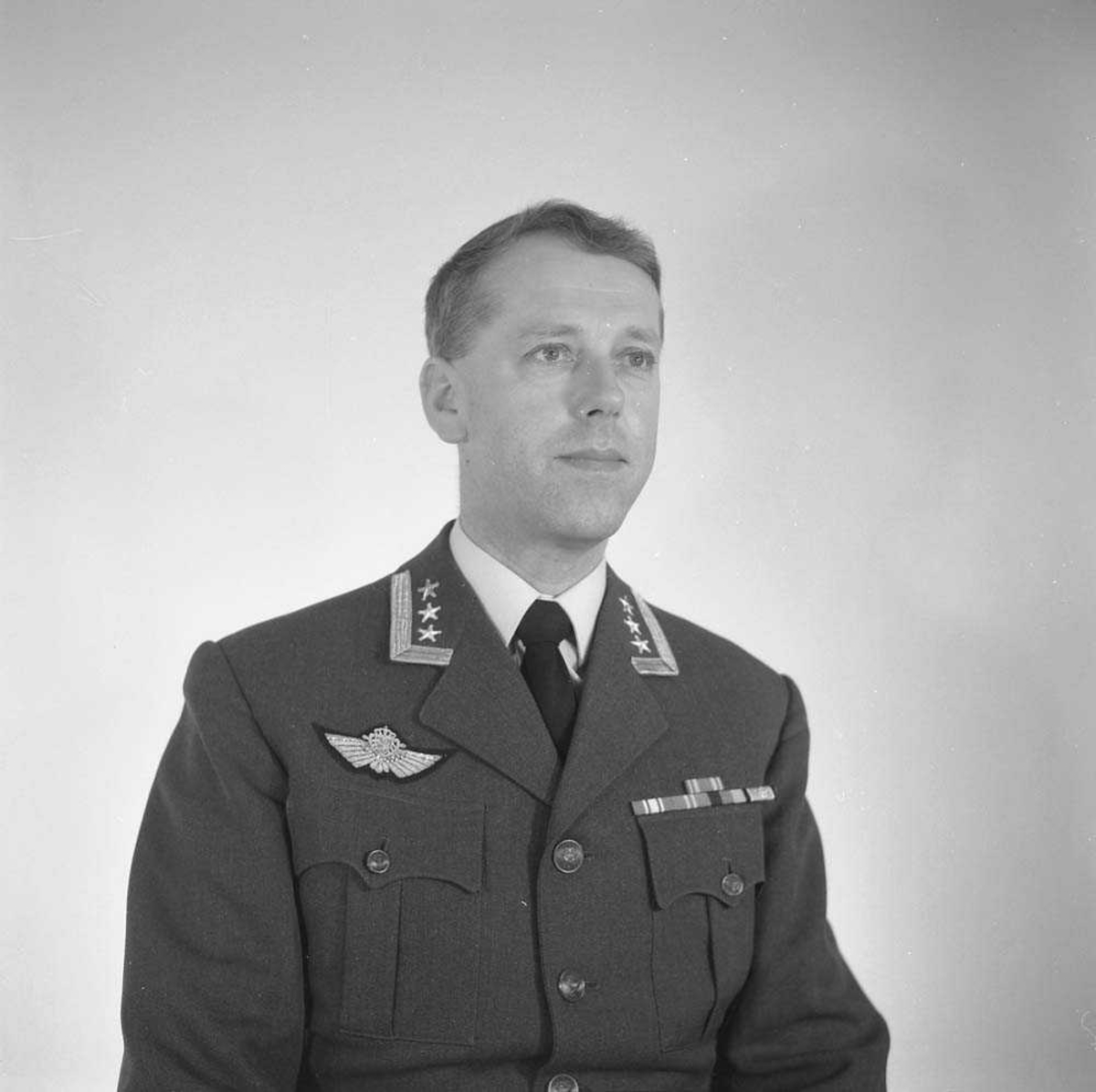 Portrett av Oberst E. Tjensvoll.