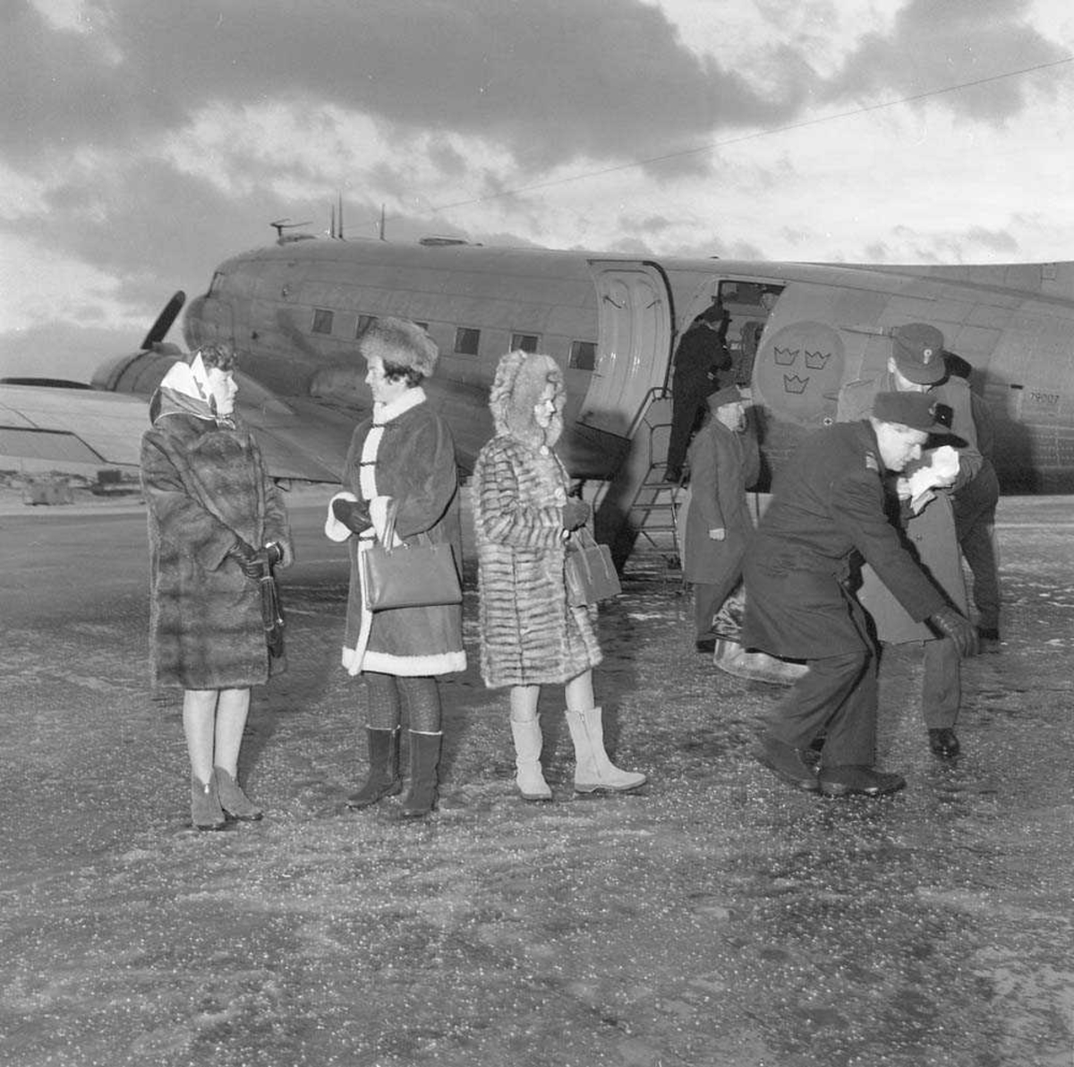 Svenske offiserer med fruer besøker Bodø flystasjon. De har ankommet Bodø med en Douglas DC-3/C-47 Dakota.