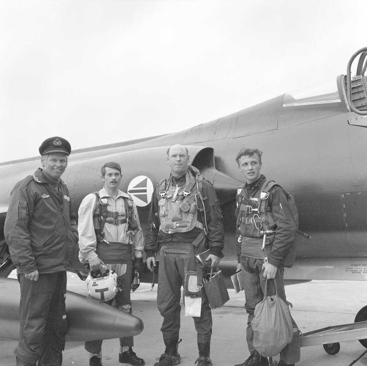 Første CF-104 Starfighter til 334 skvadron, Bodø flystasjon. Oberstløytnant Alf Granviken sees til venstre og Kaptein I. E. Aase sees til høyre på bildet.